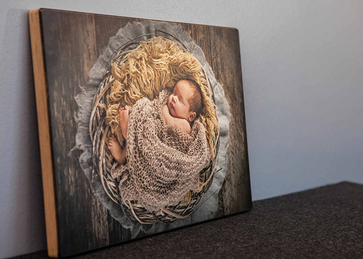 Holzblock_Newborn-01-suenderhuse-photographie-melle-fotografin-produkte-bilder-bilderahmen-leinwand-