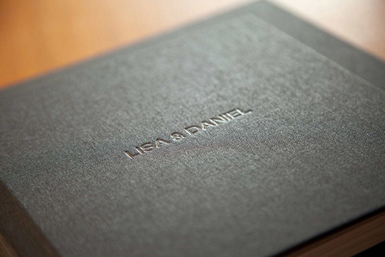 Hochzeitsalbum_anthrazit-01-suenderhuse-photographie-melle-fotografin-produkte-bilder-bilderahmen-le